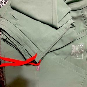 Lighter green figs, top is medium bottom is small petite like new